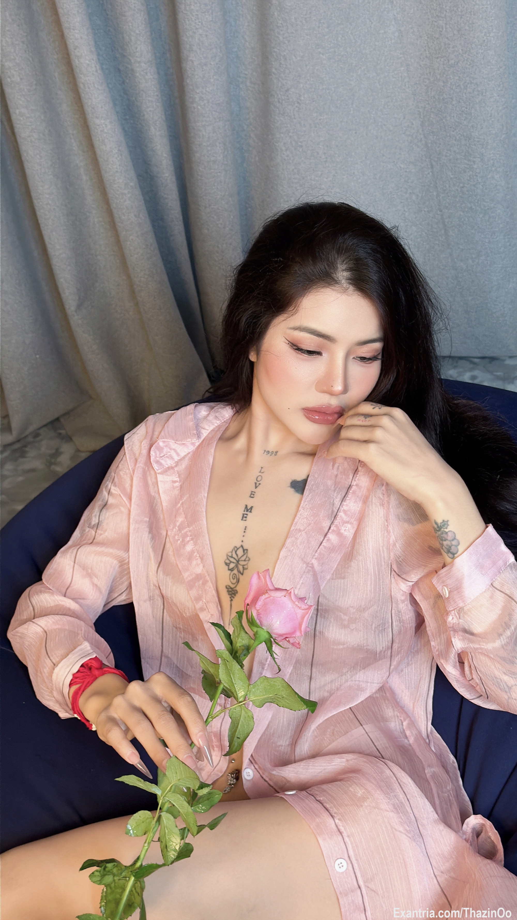 နှင်းဆီပန်းရဲ့ရနံ့လိုငါ့မှာပိုင်ဆိုင်ထားတယ်