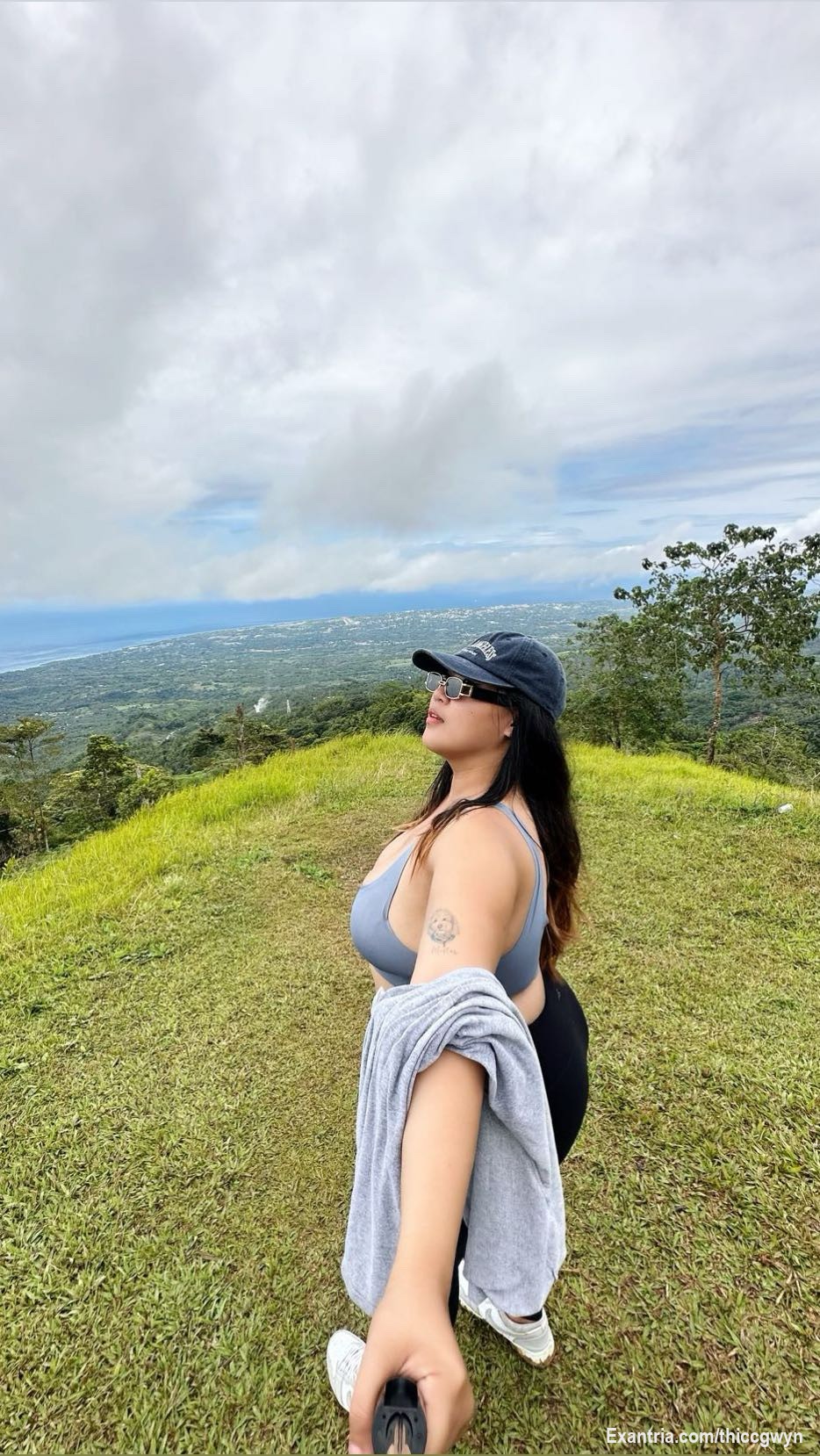 Went hiking with no panties 🤭