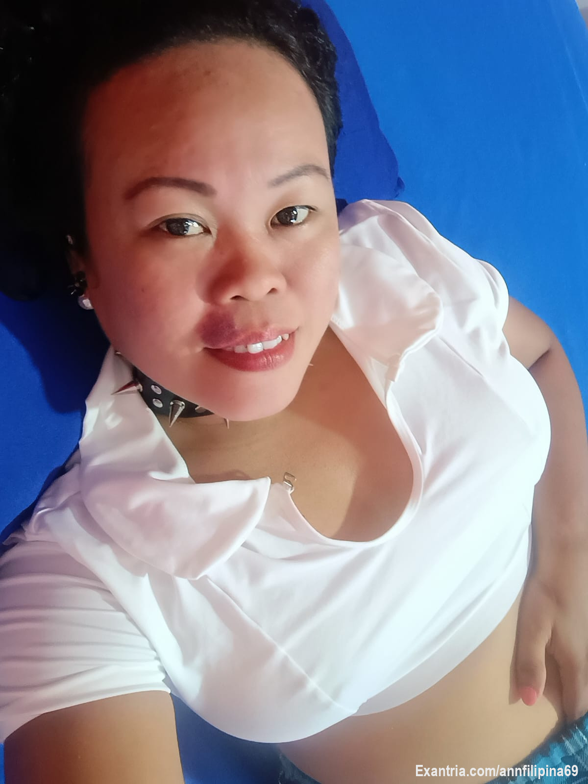 Hi guys, I'm new here and I'm live. Come and chat with me or check out my paid content. I will be uploading new content daily.