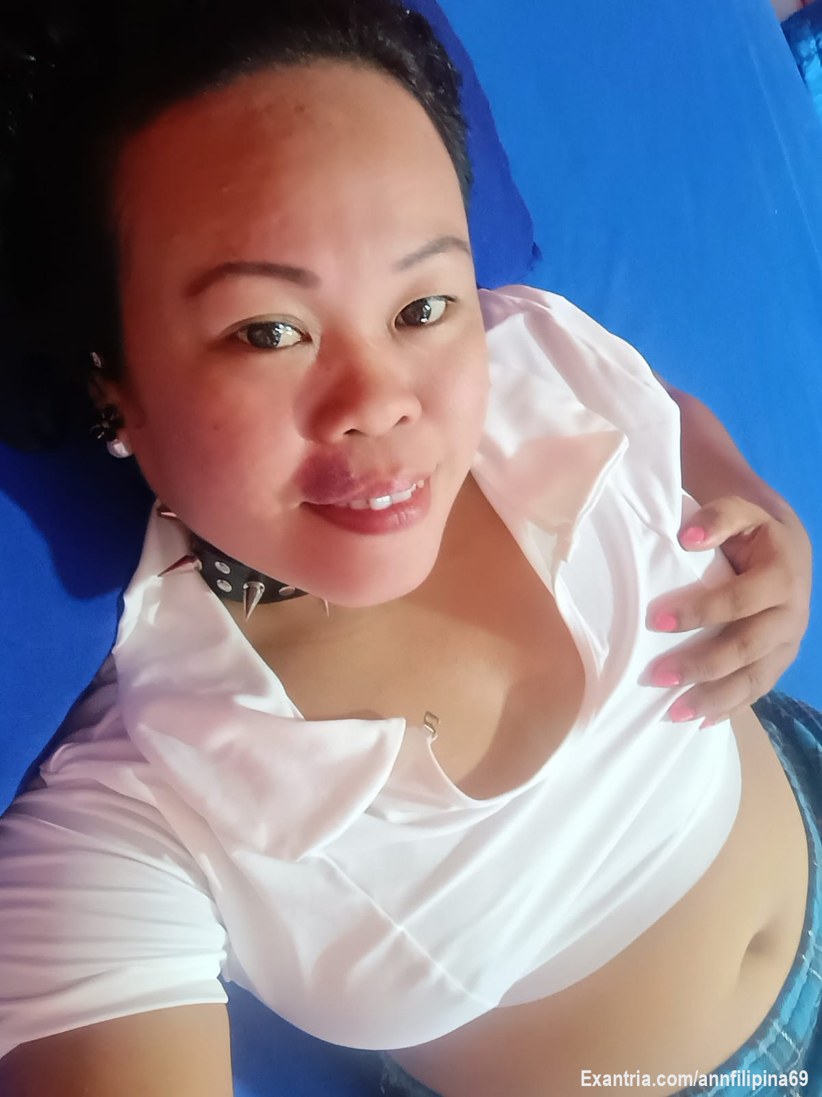 Hi guys, I'm new here and I'm live. Come and chat with me or check out my paid content. I will be uploading new content daily.